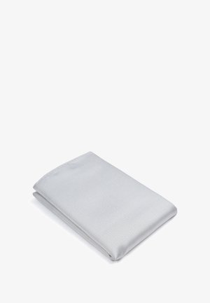 Grijs gevouwen stof met een gladde, gestructureerde afwerking, met een subtiel ruitjespatroon. Randen zijn netjes gestikt voor duurzaamheid.