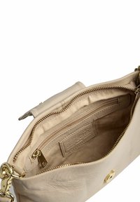 Interno di una borsa a tracolla in pelle beige con una tasca con zip, texture liscia e hardware in tonalità oro. Presenta un'apertura piatta e un sottile dettaglio del logo.