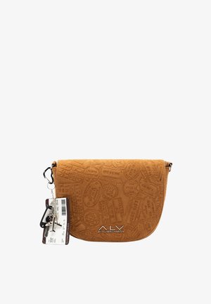 Borsa a tracolla marrone in pelle scamosciata con motivi in rilievo a tema viaggio e accessori attaccati come biglietto aereo e portachiavi.