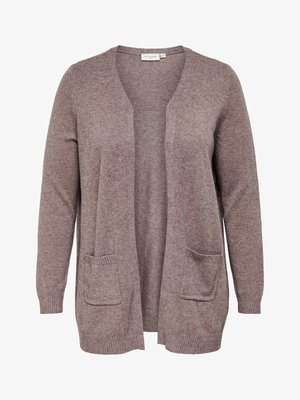 Brūns adīts kardigāns ar v-veida izgriezumu, atvērtu priekšpusi, divām priekšējām kabatām un ribinātu aproci. Mīksta tekstūra, brīvs griezums un vidēja garuma dizains.