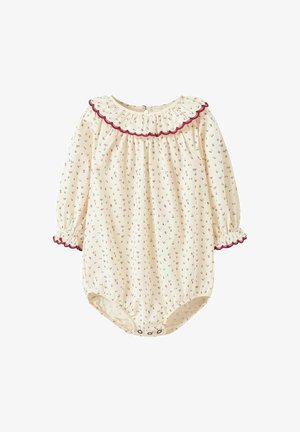 Combinaison pour bébé couleur crème avec manches longues, col volants et bordure bordeaux. Présente de petits motifs floraux et des fermetures à boutons-pression en bas.