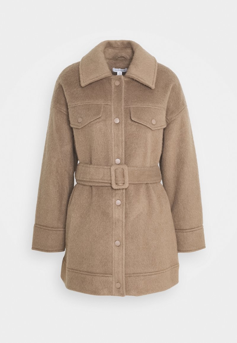 Manteau ceinturé en mélange de laine taupe, manches longues, fermeture à boutons devant, poches poitrine avec rabat, large col et coutures piquées.