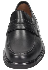 Zwarte leren instappers met een gladde afwerking, een gestikte naad rond de teen en een verhoogde band over de wreef. Laag profiel rubberen zool.