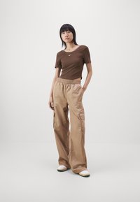 Nike Sportswear Jednoduché tričko - baroque brown/(sail)