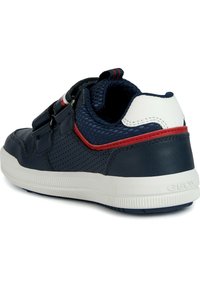 Baskets bleu marine avec une tige en cuir texturé, des accents en mesh, des sangles à crochet et boucle, et une semelle en caoutchouc blanche. Marque GEOX sur le talon.