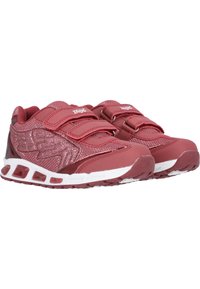 Baskets de sport rouges avec un dessus en textile texturé, deux bandes Velcro et une semelle en caoutchouc blanche. Présente des accents pailletés et un design de bout arrondi.