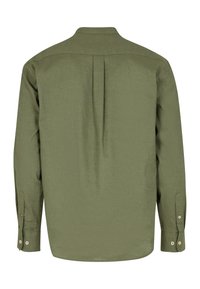 Camicia a maniche lunghe verde oliva con una piega sul retro, polsini con bottoni e colletto classico. Realizzata in tessuto tessuto testurizzato.
