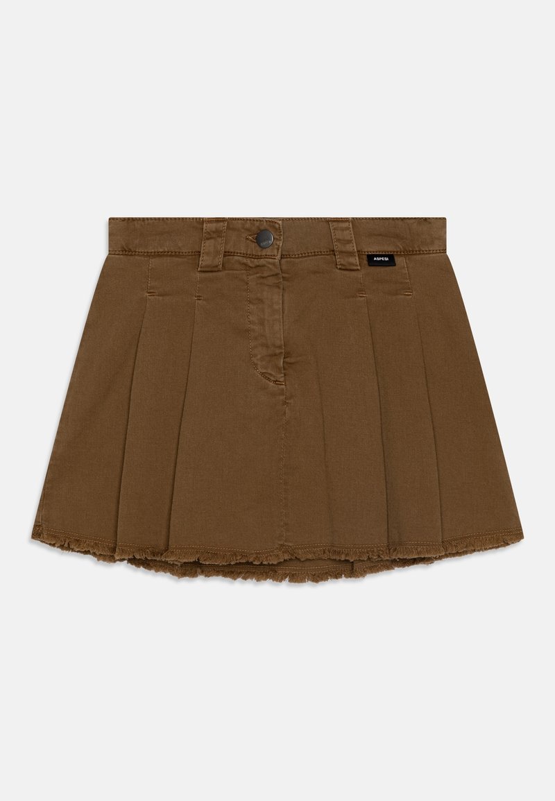 Mini-jupe plissée marron avec ourlet effiloché, bouton et fermeture éclair à l'avant, passants pour ceinture, et une petite étiquette de marque noire sur la ceinture.