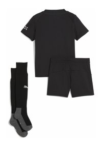 Schwarzes Sportset bestehend aus einem T-Shirt mit kurzen Ärmeln, Shorts mit elastischem Bund und knielangen Socken mit grauen Akzenten und Logo. Glatte Stofftextur.
