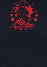 Černá grafika s červenou ilustrací postavy s kudrnatými vlasy, kovbojským kloboukem, kostkovaným oblečením a srdíčky, s textem "Betty Boop".