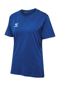 Blå t-shirt med korte ærmer lavet af bomuld, med v-hals og sorte detaljer på skuldrene. Har Hummel-logoet på forsiden.
