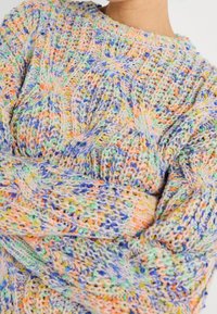 Mehrfarbiger gestrickter Pullover mit einem strukturierten Muster in Pastellfarben wie Rosa, Blau, Grün und Orange. Rundhalsausschnitt, lange Ärmel.