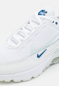 Nike Sportswear AIR MAX PULSE - Joggesko - white/glacier blue/court blue/pure platinum/summit white