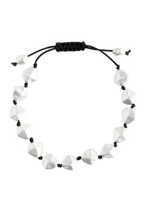 Schwarzes verstellbares Kordelarmband mit unregelmäßigen, glänzenden Silberperlen, die gleichmäßig entlang der Länge verteilt sind.