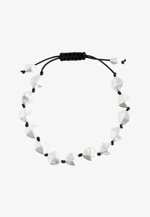 Schwarzes verstellbares Kordelarmband mit unregelmäßigen, glänzenden Silberperlen, die gleichmäßig entlang der Länge verteilt sind.