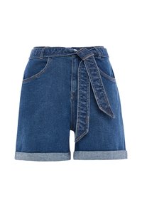 Pantalones cortos de denim en azul oscuro con una cintura con cinturón, dobladillo vuelto y detalles de costura. Cuenta con dos bolsillos frontales y una textura suave.
