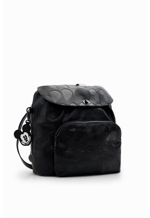 Mochila de cuero negro con relieve de formas de Mickey Mouse, bolsillo delantero con cremallera, cierre de solapa y llavero con la cabeza de Mickey Mouse en la correa lateral.
