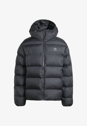 Črna puffer jakna s kapuco, prešita zasnova in gladka, sijajna tekstura. Ima sprednji zadrgo in majhno logotip na prsih.