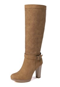 Stivali alti marroni con un motivo floreale perforato sulla parte superiore, texture in camoscio, una fascia ampia con una fibbia metallica e un tacco alto e spesso.