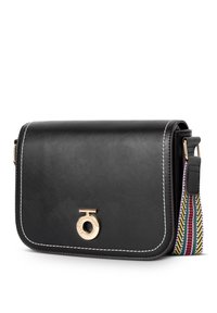 Borsa a tracolla in pelle nera con chiusura a pattina, hardware dorato e una tracolla a righe multicolori. Presenta cuciture bianche lungo i bordi.