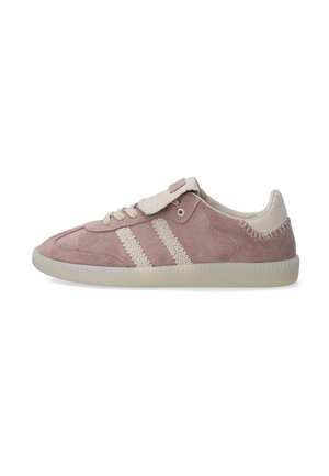 Baskets en daim rose avec des accents crème, présentant trois rayures texturées, un devant à lacets et un design de bout rond. Semelle en caoutchouc.