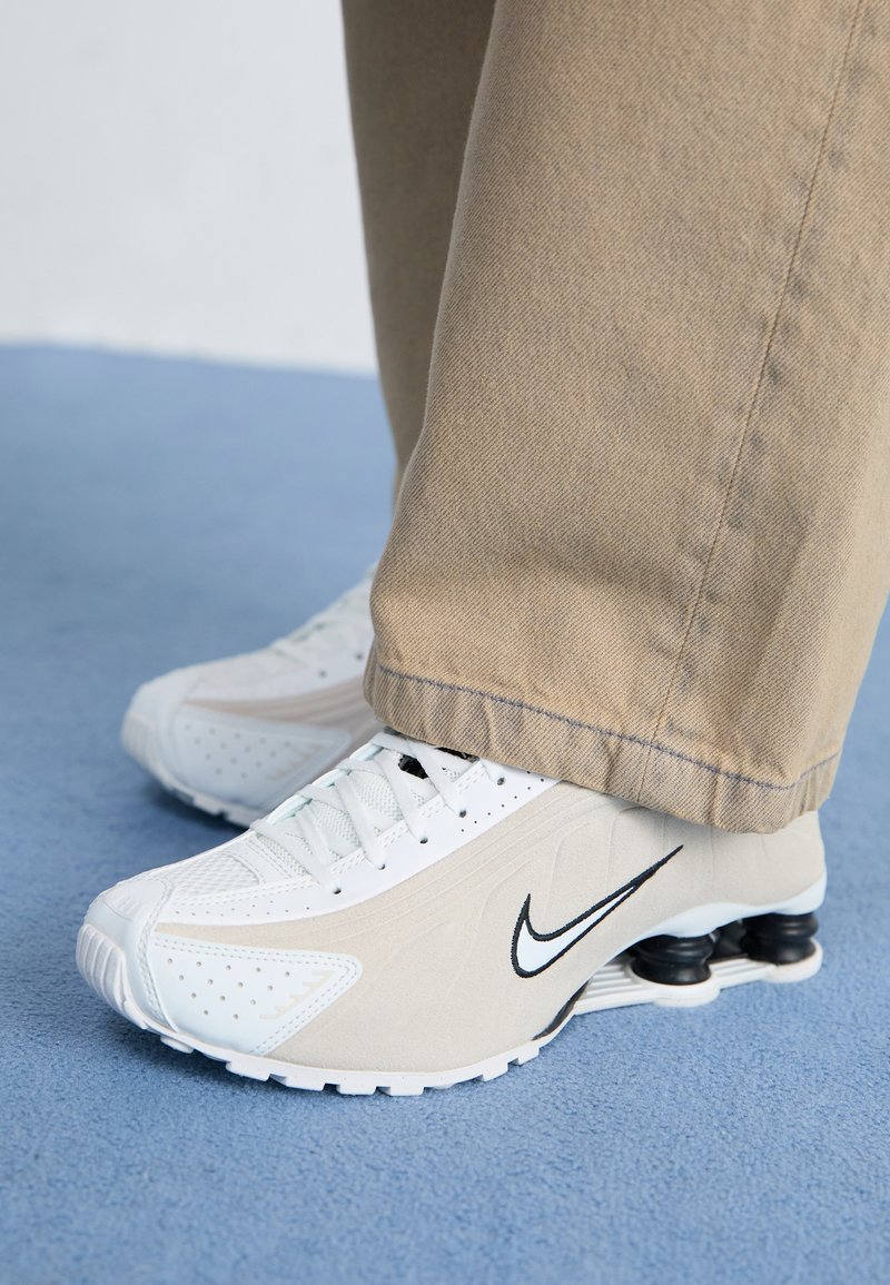 SHOX summit white/black/orewood/beige
