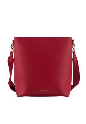 Rote rechteckige Leder-Schultertasche mit verstellbarem Riemen und goldfarbenen Beschlägen, mit kleinem goldenem Victoria Hyde-Logo unten in der Mitte.