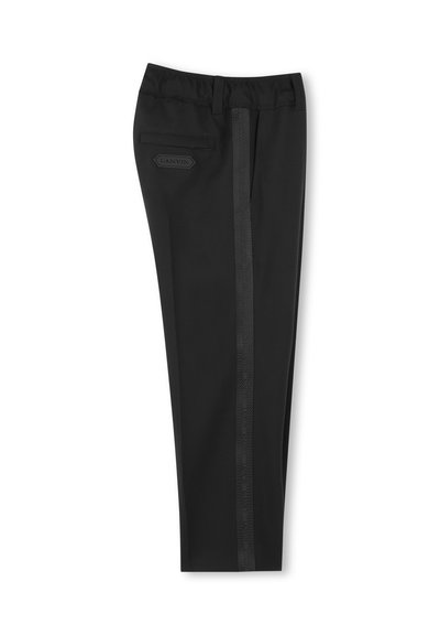 Zwarte broek van gladde stof, met een zijstripe, elastische tailleband en een achterzak met een gestructureerd logo.