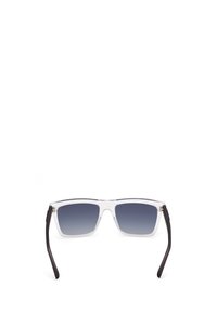 Gafas de sol con montura de plástico transparente y lentes en degradado gris oscuro, con varillas negras y forma rectangular.