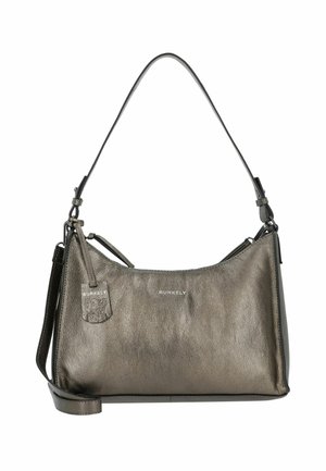 Borsa a tracolla in pelle grigia metallizzata con una forma elegante e curvilinea. Presenta una tracolla singola e un'etichetta con il logo. Texture liscia con un design minimalista.