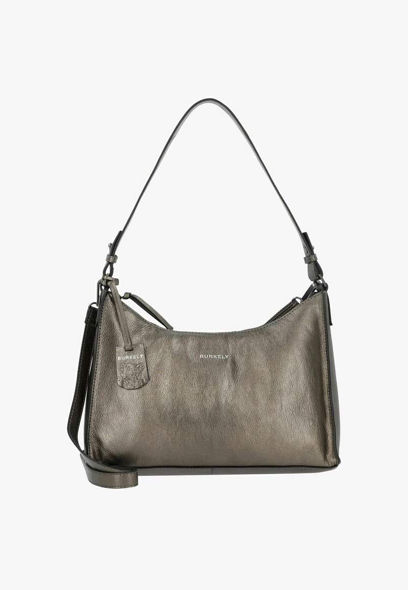 Borsa a tracolla in pelle grigia metallizzata con una forma elegante e curvilinea. Presenta una tracolla singola e un'etichetta con il logo. Texture liscia con un design minimalista.