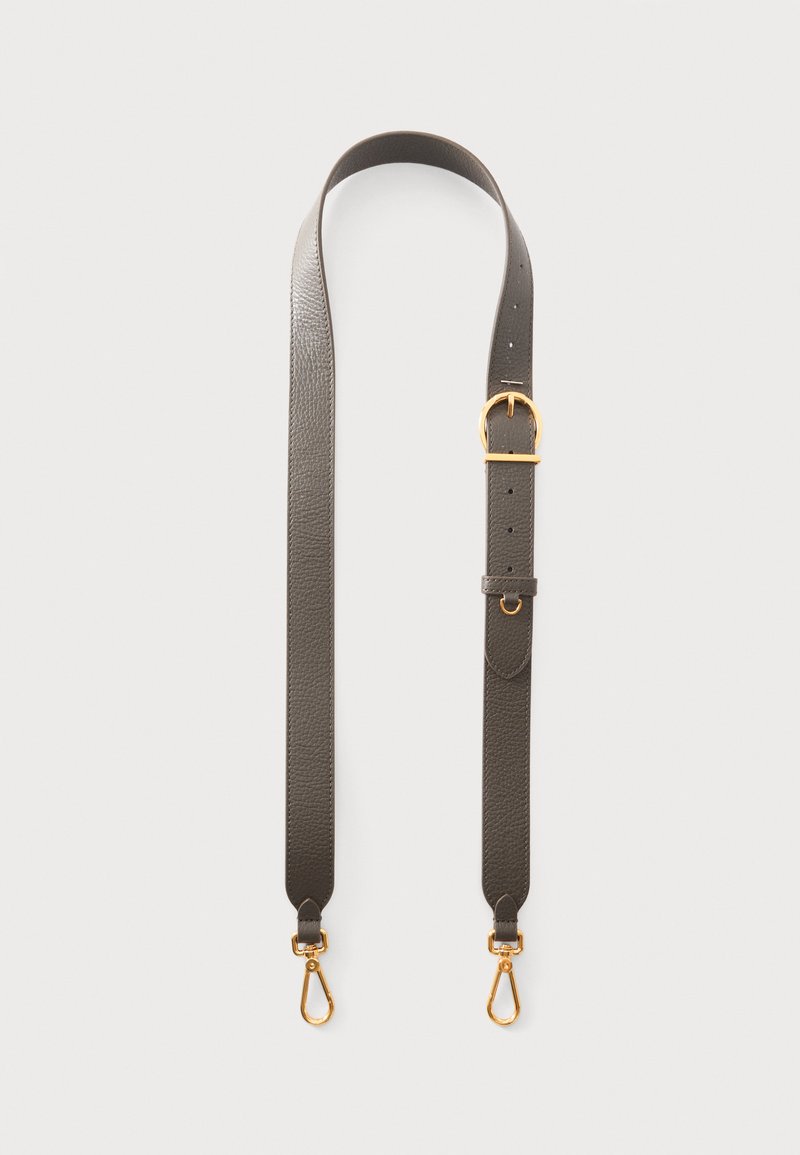 Sangle de sac en cuir gris foncé réglable avec boucle dorée et attaches aux deux extrémités sur fond blanc.