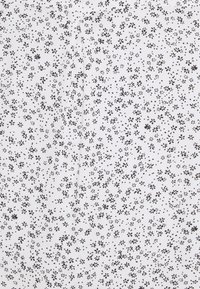 Motivo floreale nero su uno sfondo di tessuto bianco; piccoli fiori e punti distribuiti uniformemente. Texture liscia con un aspetto leggero.