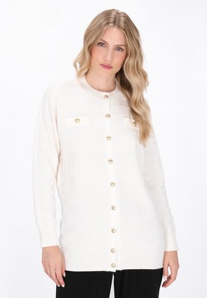 Cardigan a maniche lunghe in morbido filato bianco, con texture a righe orizzontali, collo rotondo e bottoni dorati, comprensivo di due tasche frontali.