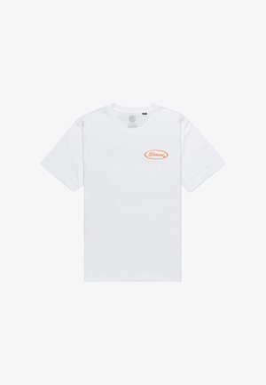 T-shirt bianco a maniche corte in cotone con scollatura rotonda. Presenta un logo ovale arancione sull'area sinistra del petto. Design semplice.