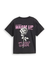 Schwarzes Baumwoll-T-Shirt mit einem weißen Rosenmotiv und pinkem Text auf der Rückseite, der "WARM UP" und "IT'S COLD OUTSIDE" liest. Kurzärmlig.