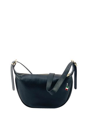 Sac à épaule en cuir noir avec une forme incurvée, fermeture éclair dorée et bandoulière. Avec un petit charme en forme de drapeau italien. Surface texturée.