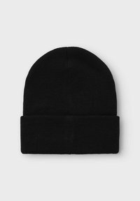 Berretto in maglia nera con risvolto, caratterizzato da un motivo testurizzato. Realizzato in materiale morbido e elastico, adatto per l'uso in inverno.