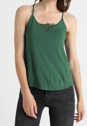 Zielona bluzka bez rękawów z koronkowym trójkątnym wstawką, miękka tkanina i cienkie ramiączka. W połączeniu z ciemnymi dżinsami.