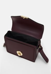 Borsa in pelle bordeaux con interno nero, forma rettangolare, chiusura con fibbia dorata e tracolla rimovibile.