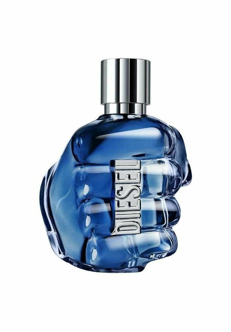 Sininen lasipullo, joka on nyrkin muotoinen, hopeakorkilla varustettu, jossa on etiketti, jossa lukee "DIESEL" lihavoidulla fontilla, sileä pinta ja kiiltävä viimeistely.