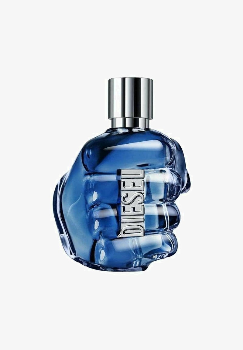 Sininen lasipullo, joka on nyrkin muotoinen, hopeakorkilla varustettu, jossa on etiketti, jossa lukee "DIESEL" lihavoidulla fontilla, sileä pinta ja kiiltävä viimeistely.