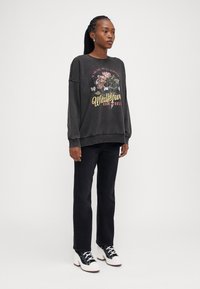 ONLY Petite ONLLUCINDA WILD O NECK - Športni pulover - black