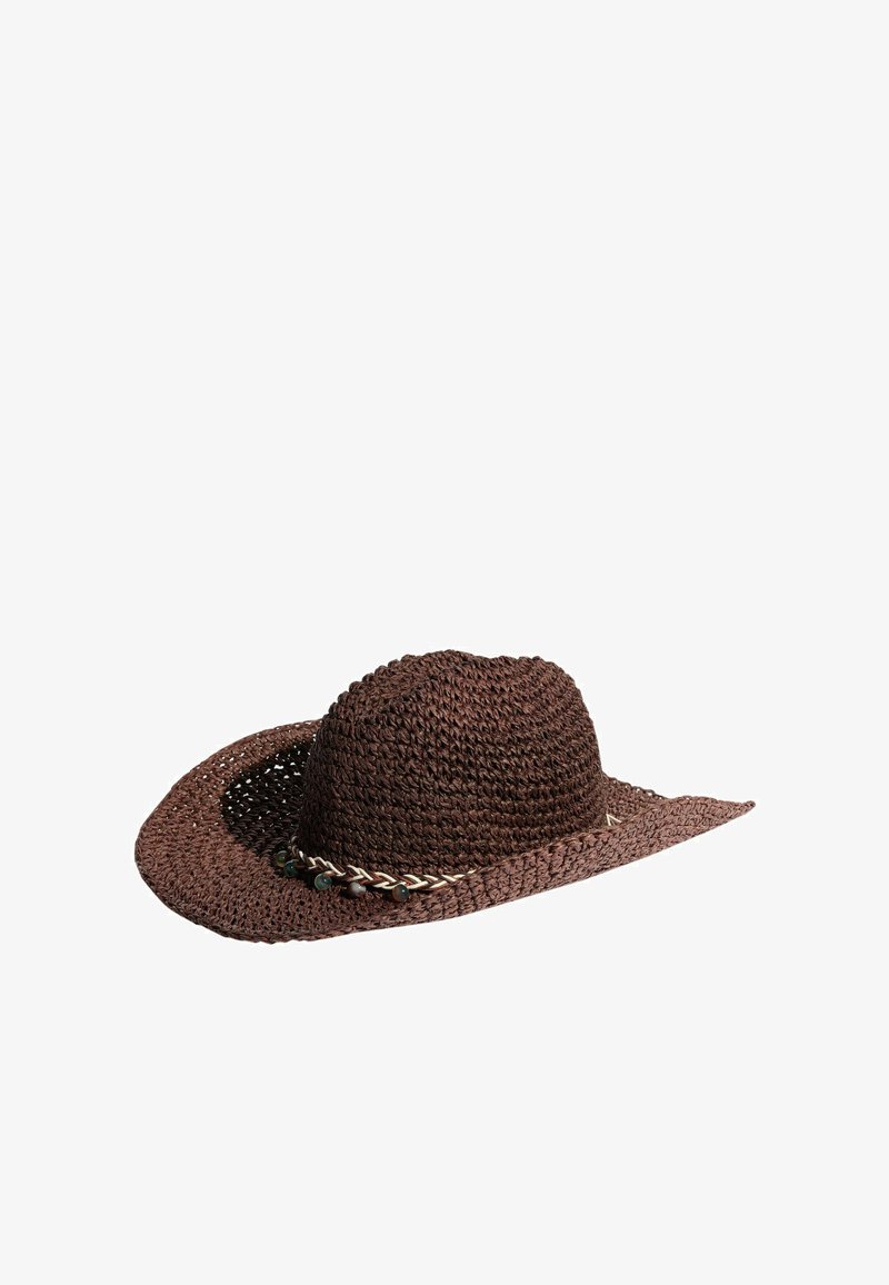 Smeđa pletena kapa širokog oboda s pletenim trakama i malim ukrasnim perlama oko baze krune.