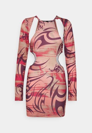 Vestito aderente a maniche lunghe in rosa e rosso con motivi tribali neri astratti e dettagli laterali a taglio. Realizzato in un tessuto liscio ed elastico.