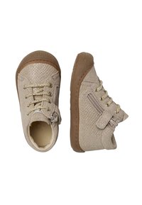 Zapatos infantiles beige con un upper texturizado, cordones dorados y una cremallera lateral. Suela de goma, punta redonda y detalle acolchado en el collar.