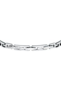 Bracciale in metallo tone argento con link intrecciati, caratterizzato da una finitura liscia e un logo inciso su un link. Progettato con una texture lucida.
