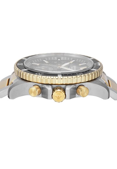 Edelstahl-Armbanduhr mit einer goldakzentuierten Lünette, schwarzem Zifferblatt, drei Unterzifferblätter und drei Kronen; strukturiertes Silber- und Goldarmband.