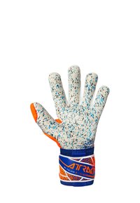 Guanto da portiere bianco con macchie blu e nere. Presenta una punta arancione e un polsino blu con dettagli grafici e branding.