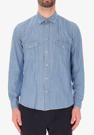 Camicia in chambray azzurro chiaro con colletto a bottoni, due tasche sul petto e maniche lunghe, caratterizzata da una trama liscia e dettagli di cucitura discreti.
